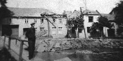 Otaslavice po II. svìtové válce. Dùm, kde nyní bydlí rodina Dolákova, poškozený po zásahu.